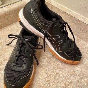 ASICS Women Volleyball shoes size 8